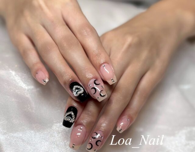 🌙ブラック×月モチーフネイル