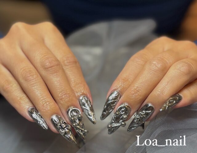 メタリックアートで魅せる、最強クールネイル🤩