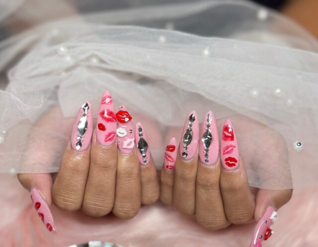 Kiss💋モチーフ×ピンクで甘辛ガーリーネイル💄