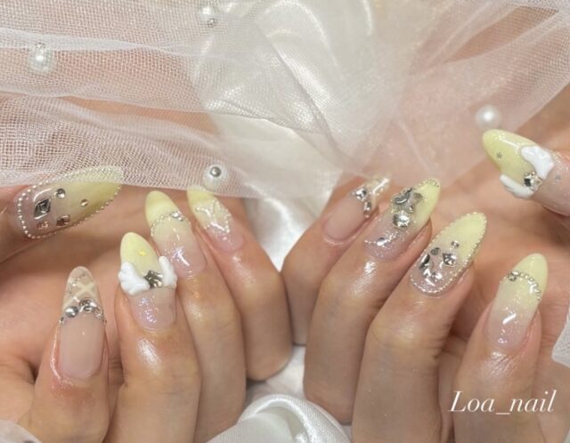 春っぽさ全開のイエローネイルにビジューとリボンでとことん可愛く🎀✨